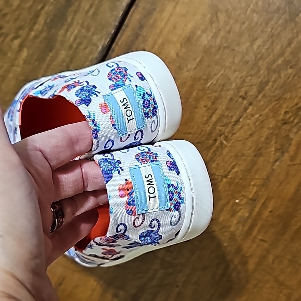 S:3.5 Toms Youth Slip on Shoes - Picture 8 of 14